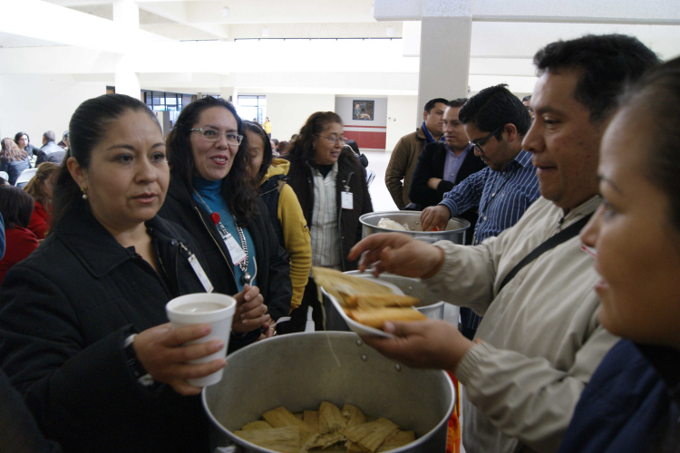 Pagando los tamales en la UTZAC