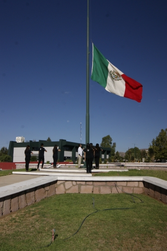 Honores a la bandera y entrega de reconocimientos