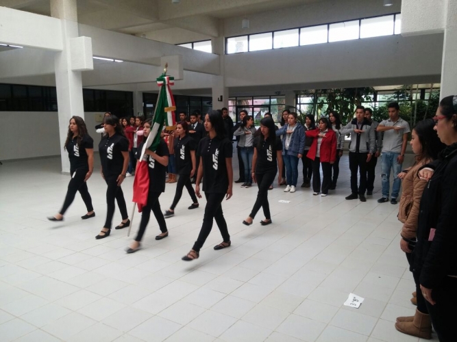 Honores a la Bandera a cargo de la Carrera de Desarrollo de Negocios y Administración