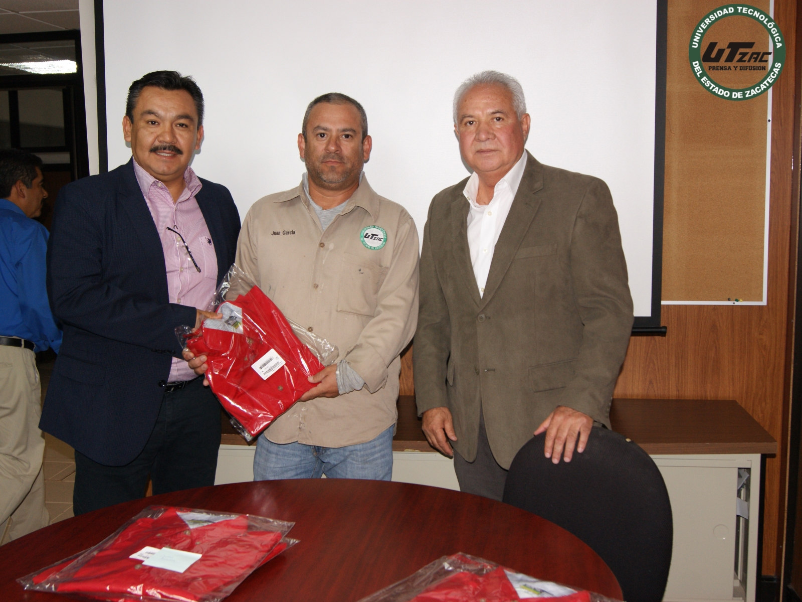 Entrega Rector camisa institucional a trabajadores de la UTZAC