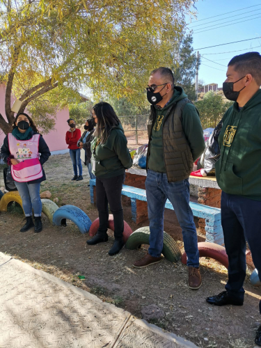 Para llevar una sonrisa a niños de escasos recursos, la mañana de este miércoles, docentes de la UTZAC entregaron juguetes  a estudiantes de nivel preescolar y que fueron recopilados por nuestra comunidad universitaria a través de la Secretaría Académica.